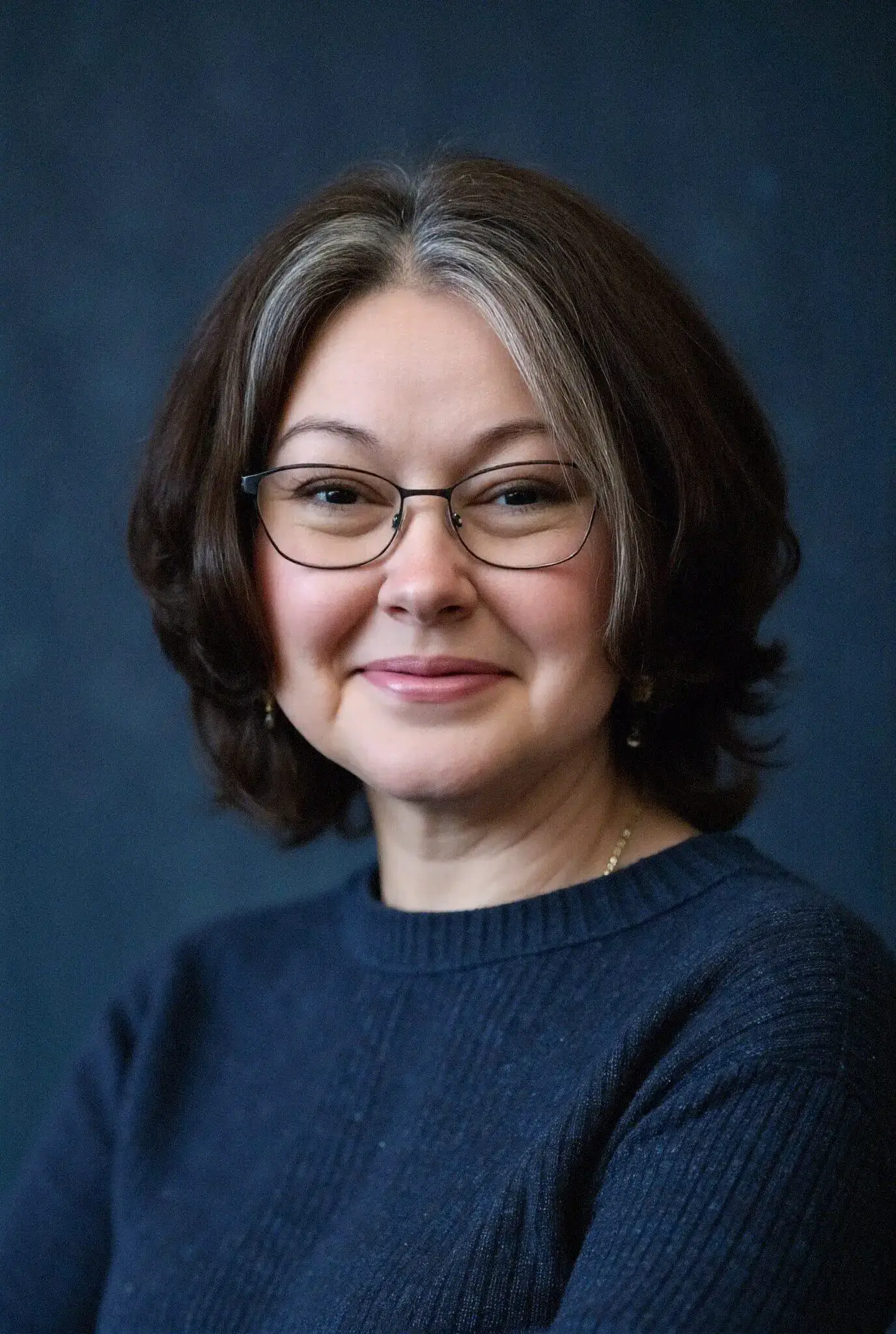 Portrait of smiling woman with glasses